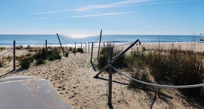 Adorable OCEAN BLOCK beach condo