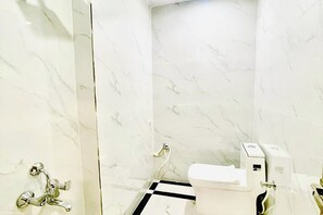 Shower, rainfall showerhead, free toiletries, towels