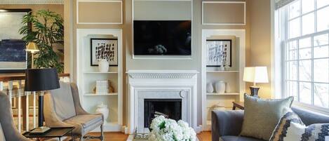 Smart-TV, Kamin, Bücher