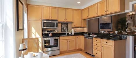 Refrigerador, microondas, horno, placa de cocina