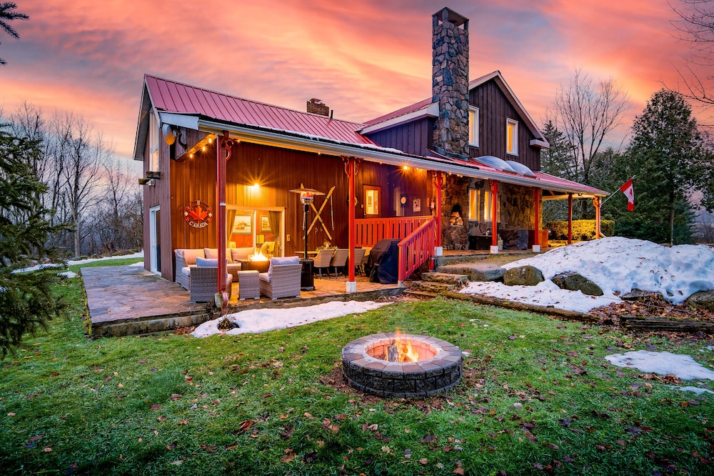 Sundance of Blantyre Ski Lodge w/ Private Hot Tub & Sauna House