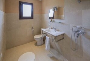 Douche, sèche-cheveux, serviettes fournies, savon
