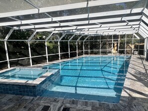 Utomhuspool och uppvärmd pool