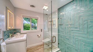 Douche, séchoir à cheveux, bidet, serviettes fournies