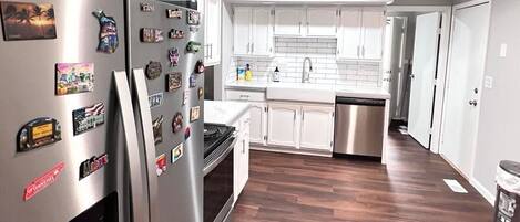 Jääkaappi, mikroaaltouuni, uuni, liesi