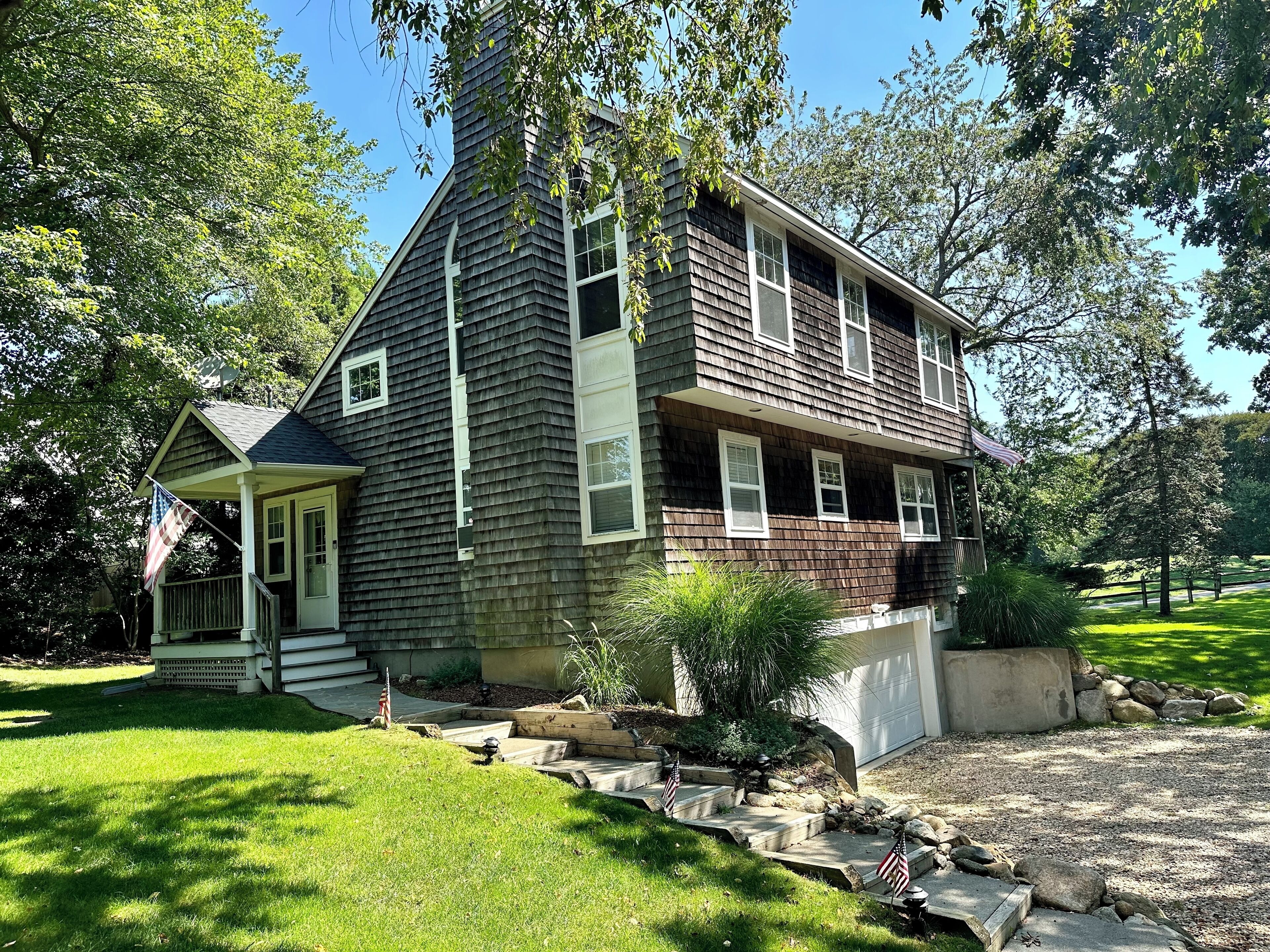 Sweeping views of MTK Downs- on private acre - 1 mile to beaches & town!
