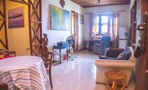 Suíte executiva, 2 quartos | Área de estar | TV LED 32 polegadas com canais digitais