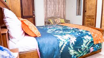 Deluxe Double Room, 1 Bedroom | 2 bedrooms, individually decorated, individually furnished, desk