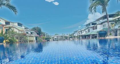 The villa with dock is 5 minutes from the beach