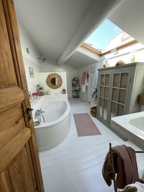 Chuveiro, secador de cabelo, toalhas de banho