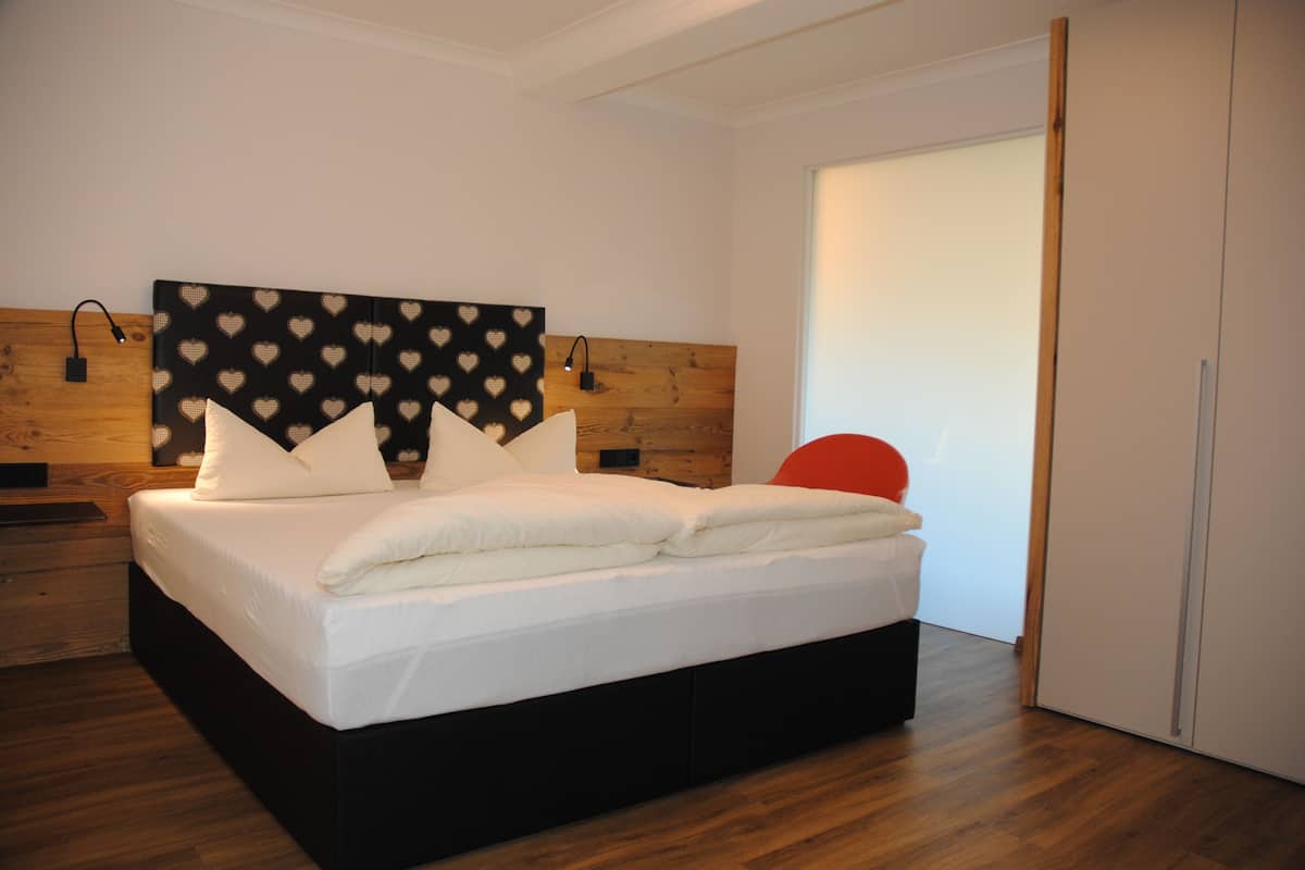 Deluxe appartement, 2 slaapkamers, 2 badkamers, tuin | 2 slaapkamers, verduisterende gordijnen, gratis wifi, beddengoed