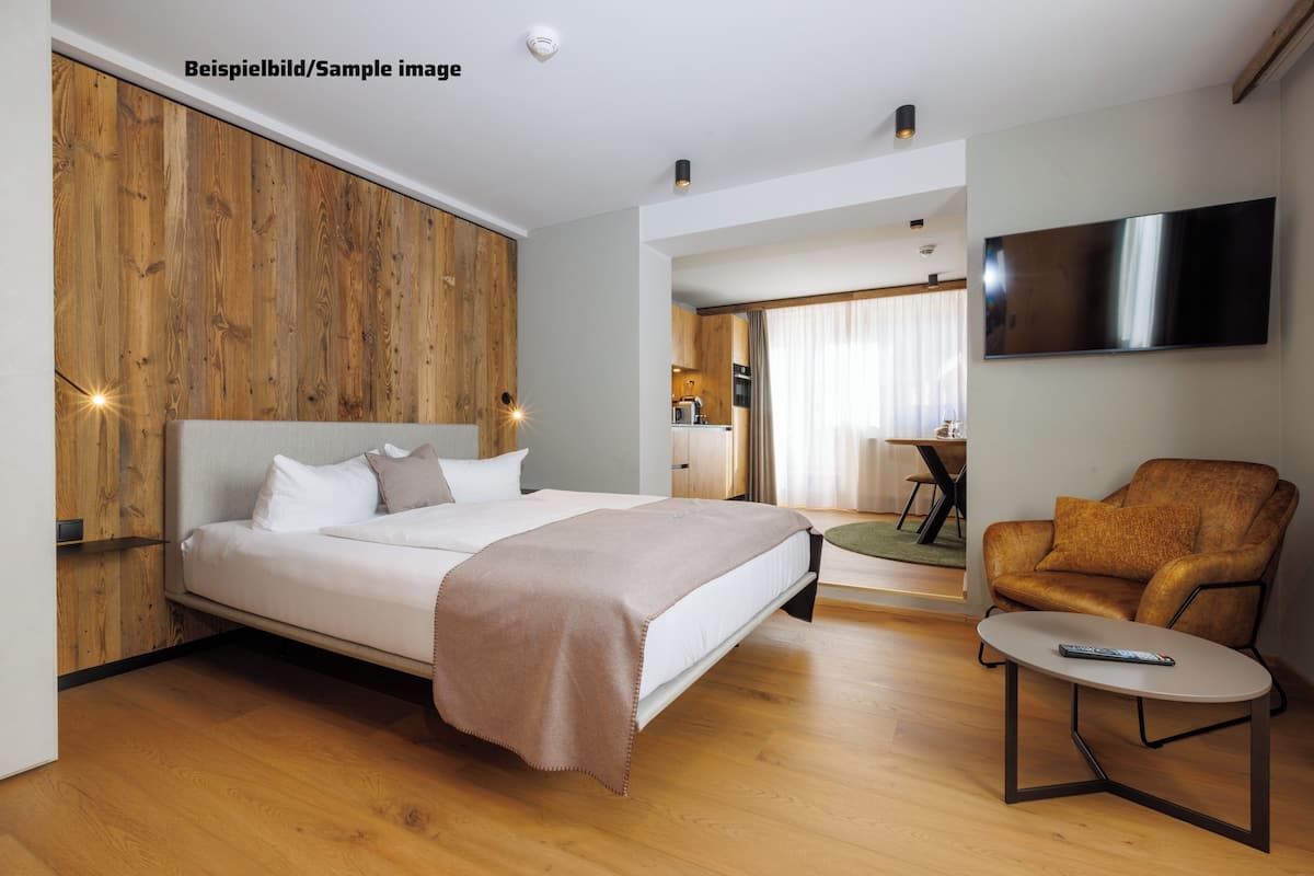 Design Studio | Living area | 95-cm flat-screen TV with cable channels