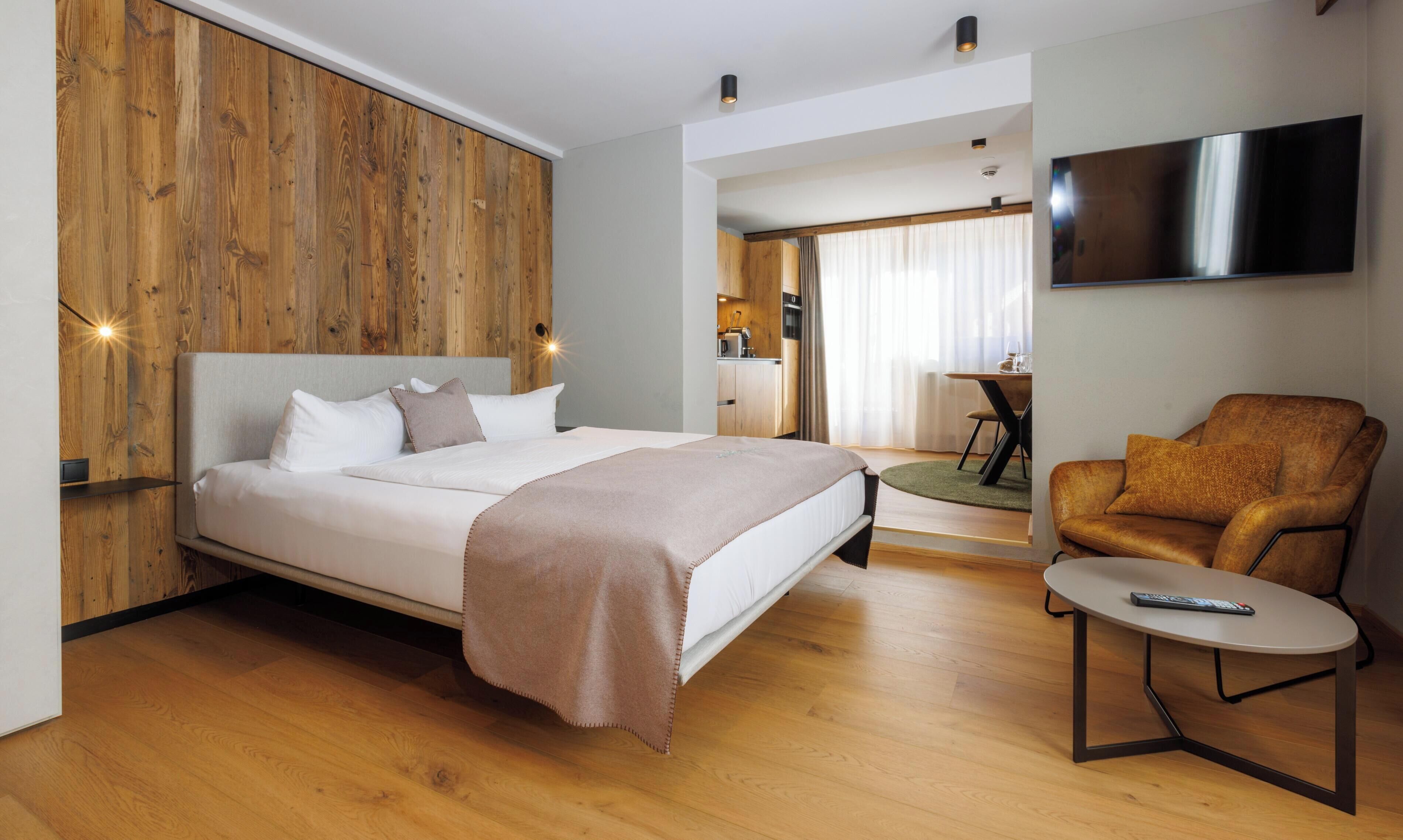 Design Studio | Living area | 95-cm flat-screen TV with cable channels