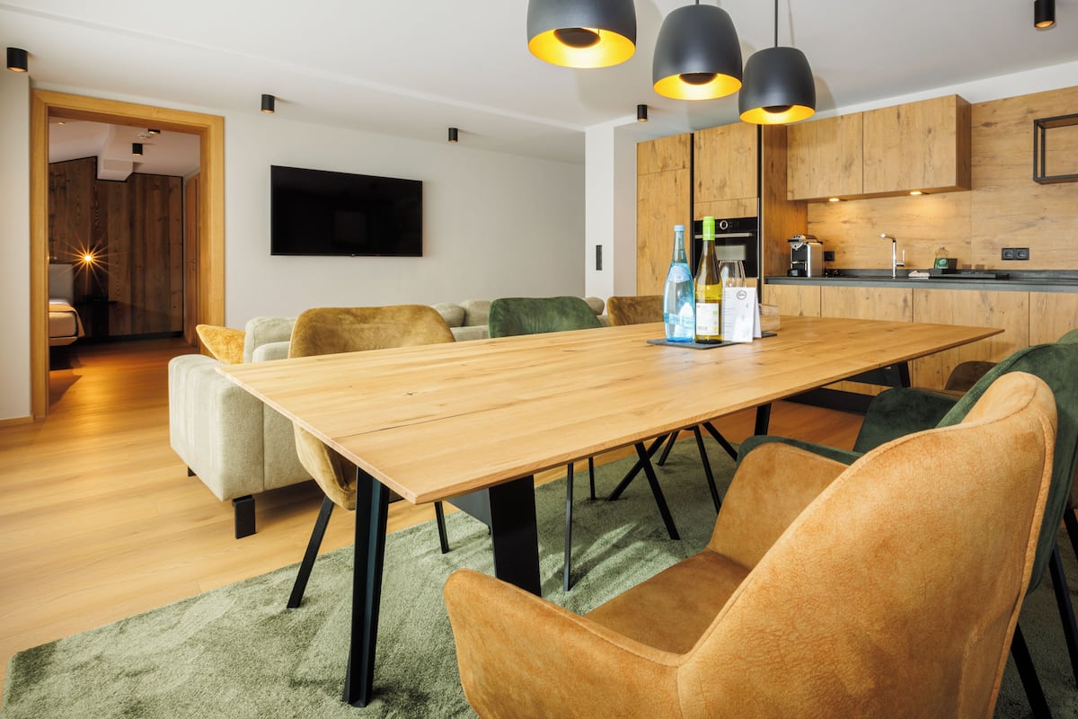 Executive appartement | Woonruimte | Een 95-cm flatscreentelevisie met kabelzenders