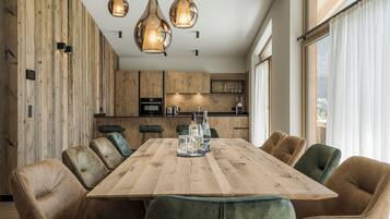 Panoramic Apartment, 4 Bedrooms | In-room dining