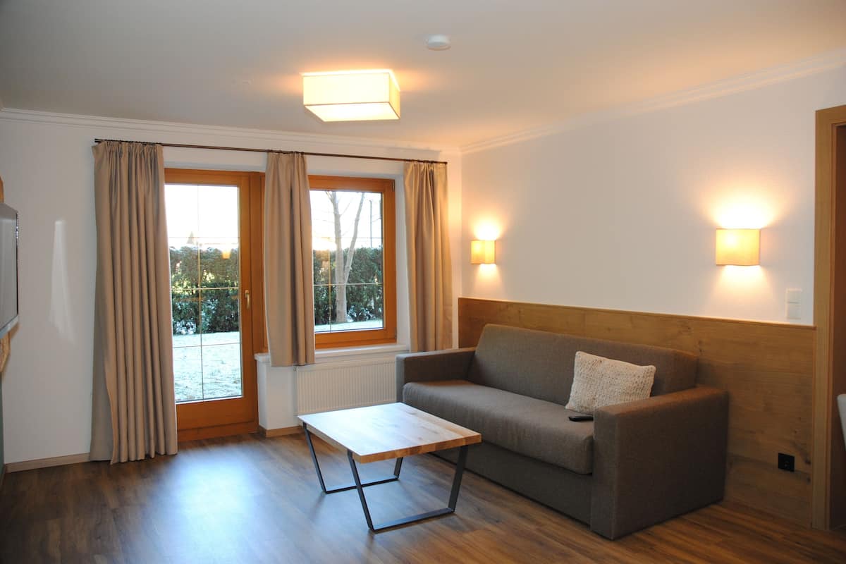Deluxe appartement, 2 badkamers, tuin | 2 slaapkamers, verduisterende gordijnen, gratis wifi, beddengoed