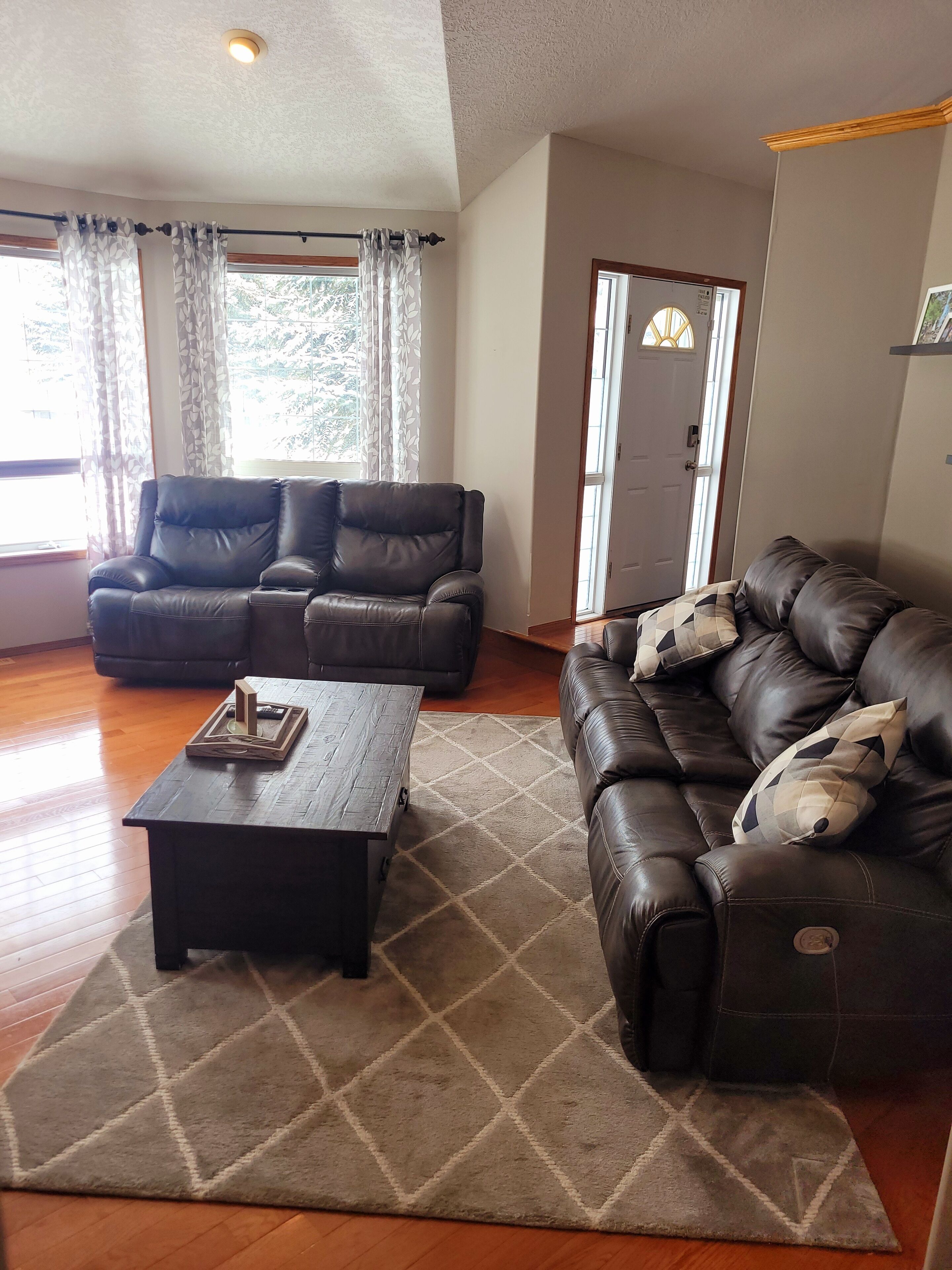 Large Fam Friendly Home - Hot Tub- Air Conditioning - Game Room - Child Friendly