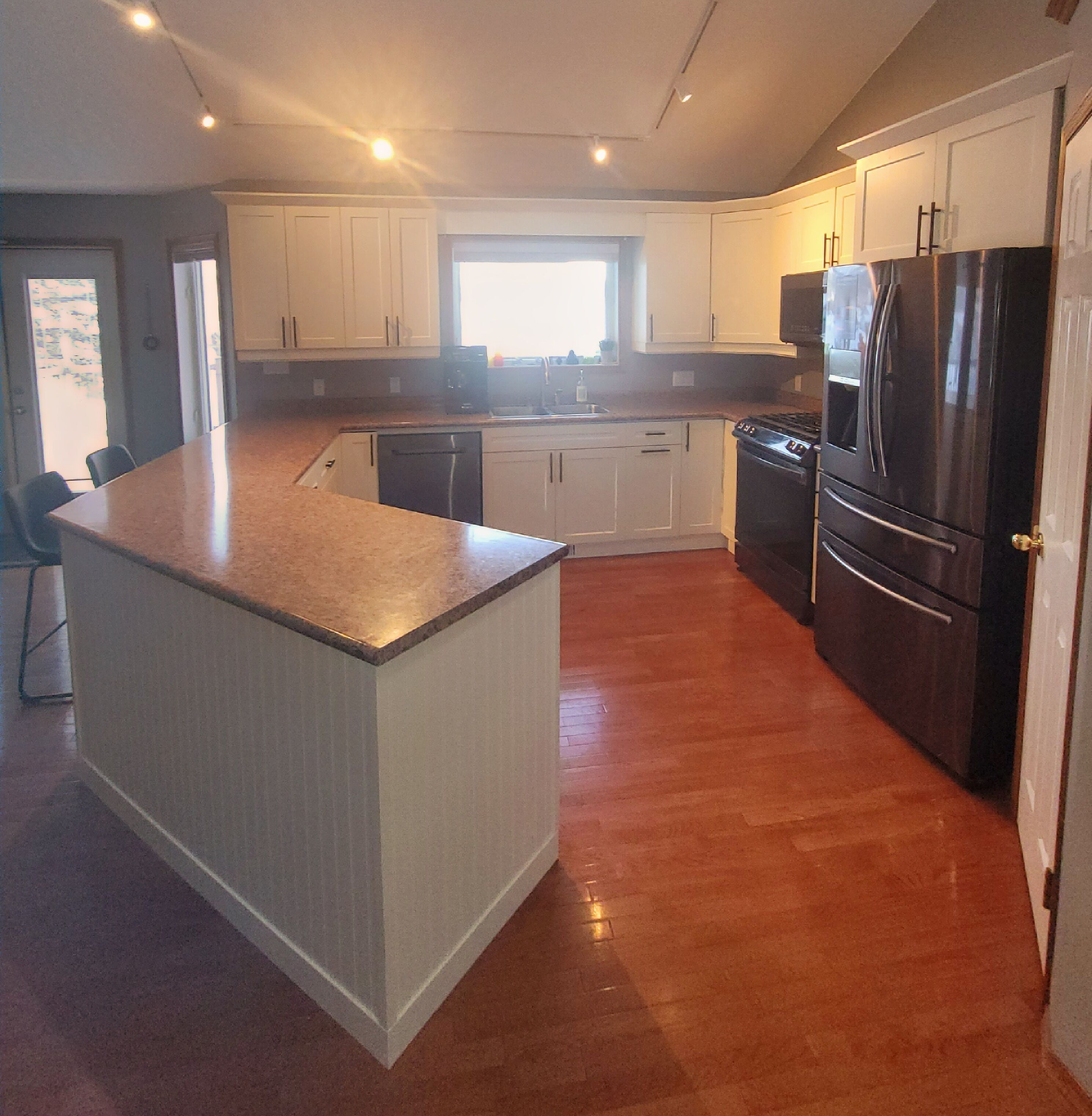 Large Fam Friendly Home - Hot Tub- Air Conditioning - Game Room - Child Friendly