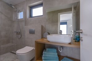 Douche, sèche-cheveux, serviettes fournies, savon