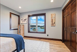 5 bedrooms, iron/ironing board