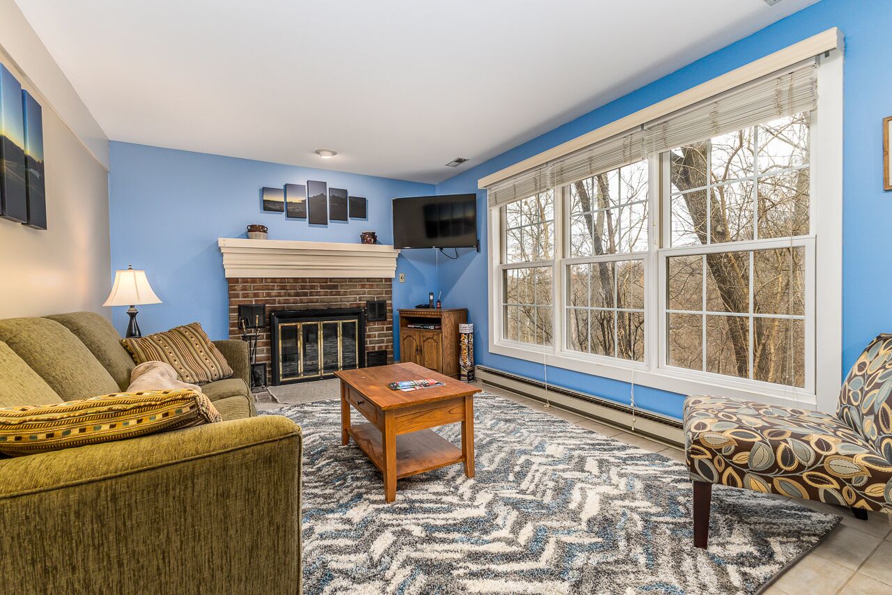 2BD/2BA Cottage w/ Clubhouse access including pools, spa, game room. W/D in unit