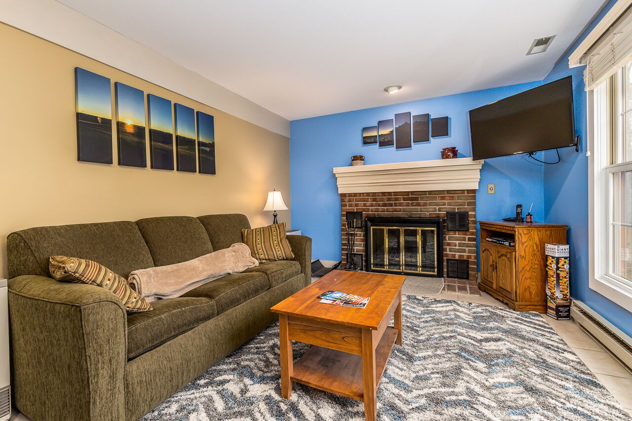 2BD/2BA Cottage w/ Clubhouse access including pools, spa, game room. W/D in unit