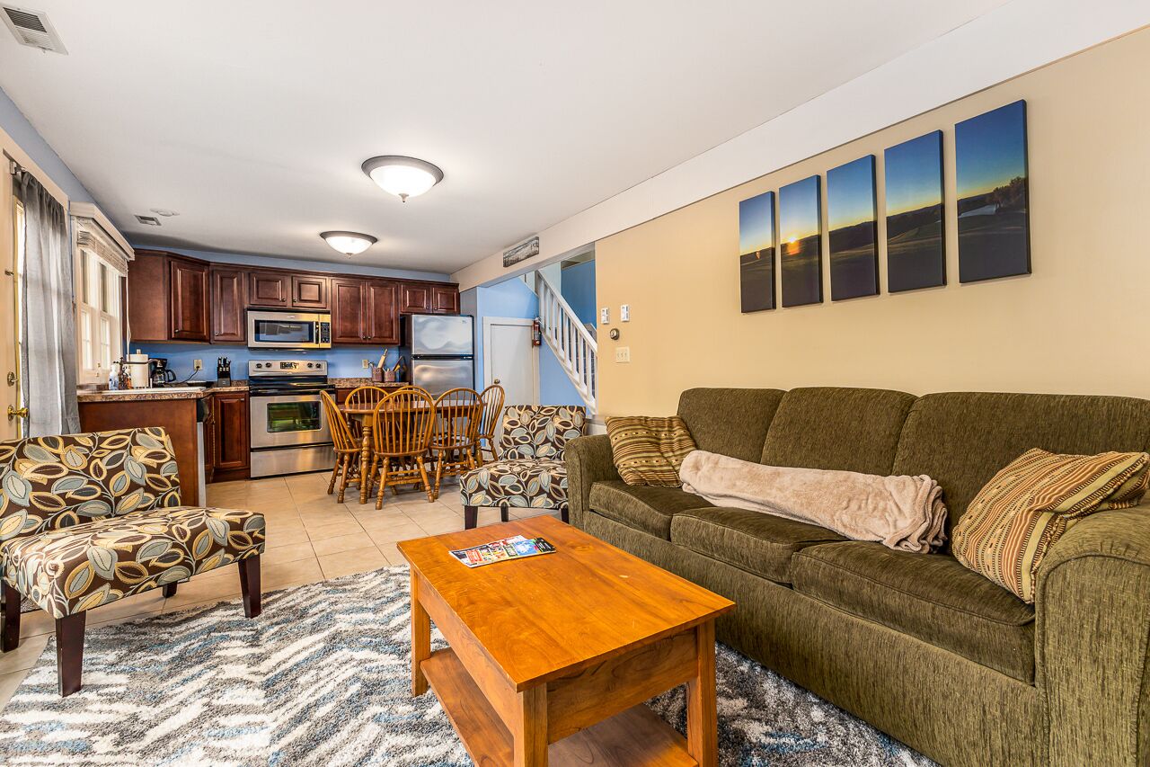 2BD/2BA Cottage w/ Clubhouse access including pools, spa, game room. W/D in unit