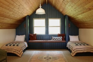 3 bedrooms, travel cot, free WiFi, bed sheets
