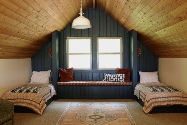 3 bedrooms, travel crib, free WiFi, bed sheets