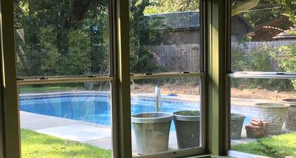 Myrtle’s place, a Charming home with a pool!