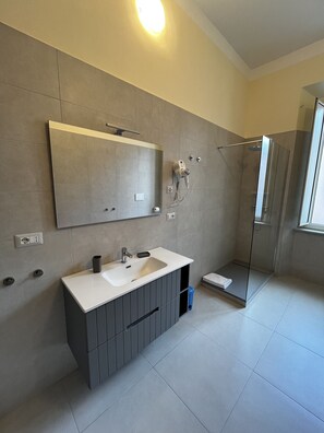 Comfort Apartment | Bathroom | Shower, rainfall showerhead, hair dryer, bidet - In Centro - Rooms and Apartments  (Isola del Liri)