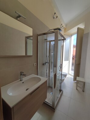 Shower, rainfall showerhead, hair dryer, bidet - In Centro - Rooms and Apartments  (Isola del Liri)