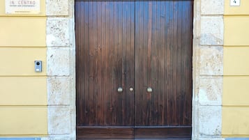 Schallisolierte Zimmer, Babybetten, kostenloses WLAN, BettwÀsche