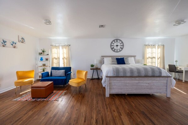 5 bedrooms, desk, WiFi