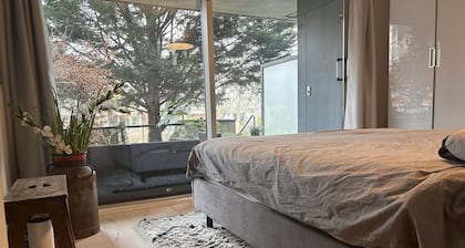 Family, pet friendly, 15 mins from central. Spacious, modern apartment. AMS!