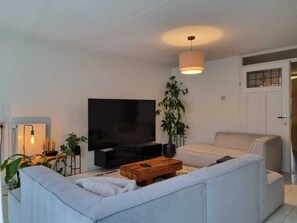 Smart TV, video games - Family, pet friendly, 15 mins from central. Spacious, modern apartment. AMS! (Amsterdam)