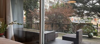 Family, pet friendly, 15 mins from central. Spacious, modern apartment. AMS!