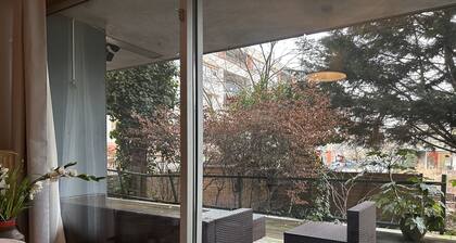 Family, pet friendly, 15 mins from central. Spacious, modern apartment. AMS!