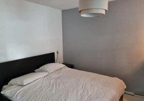 3 makuuhuonetta, työpöytä, silitysrauta/-lauta, Wi-Fi