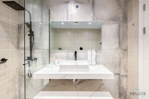Badewanne, Haartrockner, Handtücher