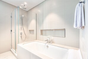 Badewanne, Haartrockner, Handtücher