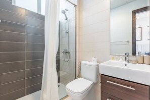 Shower, hair dryer, bidet, towels - Furnished 3BR Townhouse, Just Minutes’ Drive from Al Marmoom Heritage Village (Dubai)