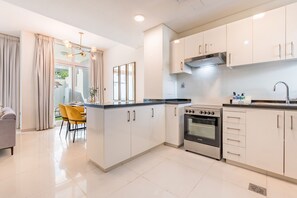 Fridge, microwave, oven, electric kettle - Furnished 3BR Townhouse, Just Minutes’ Drive from Al Marmoom Heritage Village (Dubai)