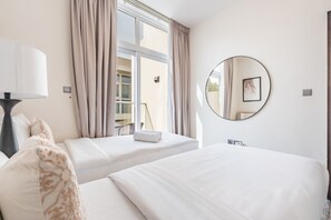 3 bedrooms, in-room safe, iron/ironing board, free WiFi - Furnished 3BR Townhouse, Just Minutes’ Drive from Al Marmoom Heritage Village (Dubai)