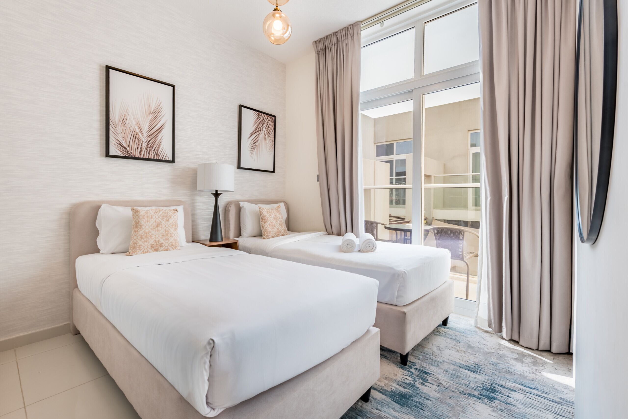 3 makuuhuonetta, tallelokero huoneessa, silitysrauta/-lauta