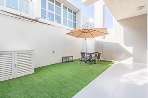 Outdoor dining - Furnished 3BR Townhouse, Just Minutes’ Drive from Al Marmoom Heritage Village (Dubai)