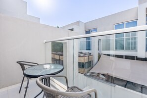 Outdoor dining - Furnished 3BR Townhouse, Just Minutes’ Drive from Al Marmoom Heritage Village (Dubai)