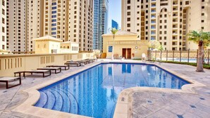 Pool - Spacious 3BR Apartment with Assistant Room in Sadaf 5, JBR (Dubai)