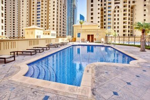 Pool - Spacious 3BR Apartment with Assistant Room in Sadaf 5, JBR (Dubai)