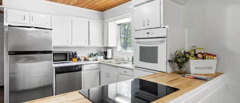 Refrigerador, microondas, horno, placa de cocina